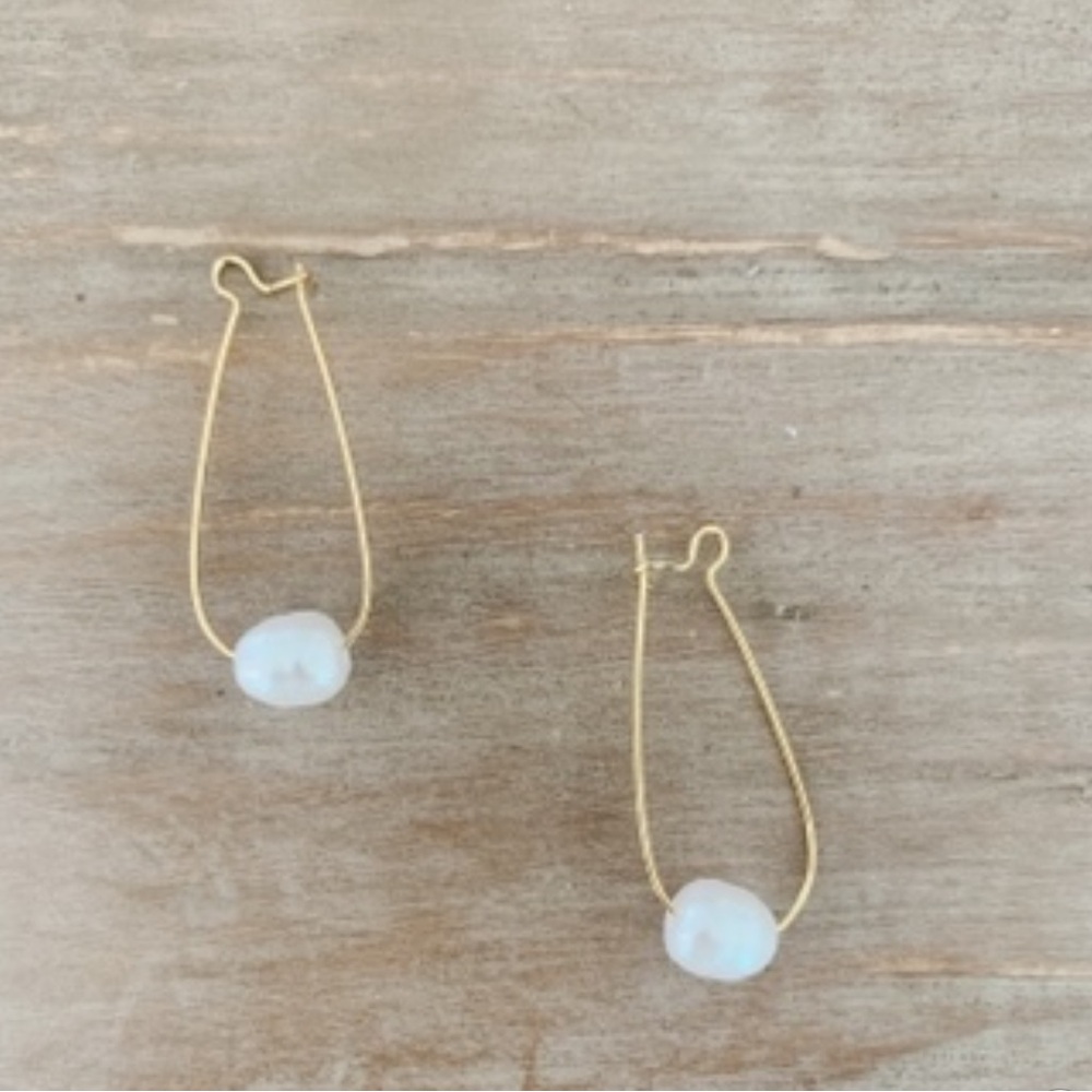 Elegant Gold and White Pearl Earrings